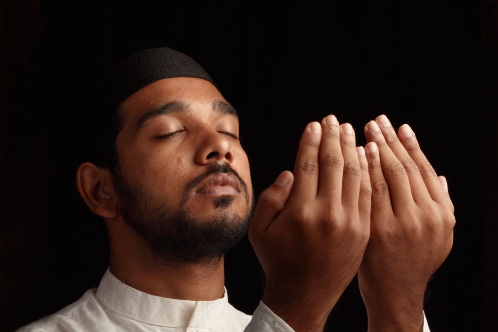Inilah Hikmah Tidak Memejamkan Mata saat Sholat