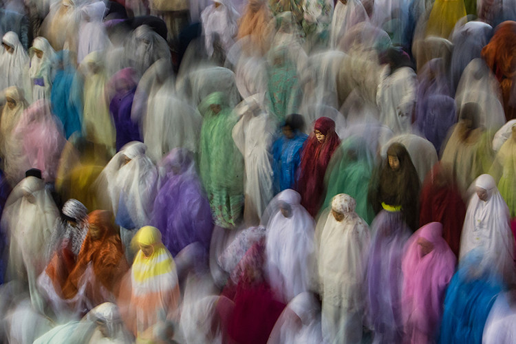 sholat gerhana (source flickr)