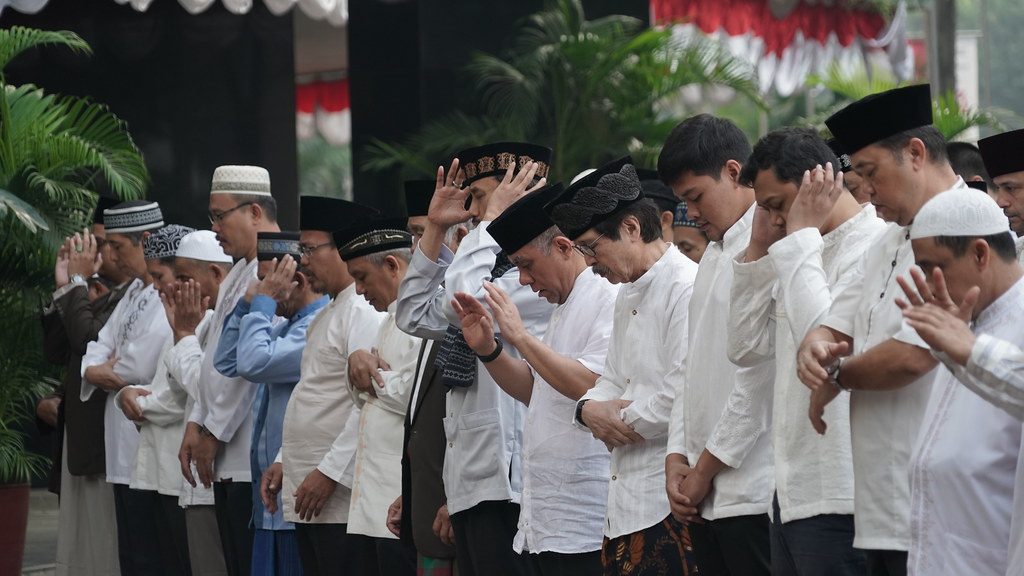 sholat jenazah (source flickr)