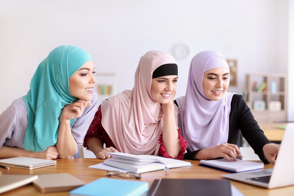gaya hijab simple untuk buka puasa bersama